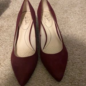 Never worn maroon pumps
